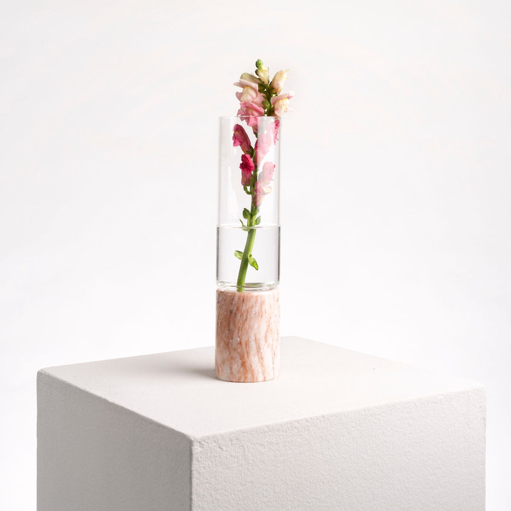 Florero de vidrio y marmol rojo