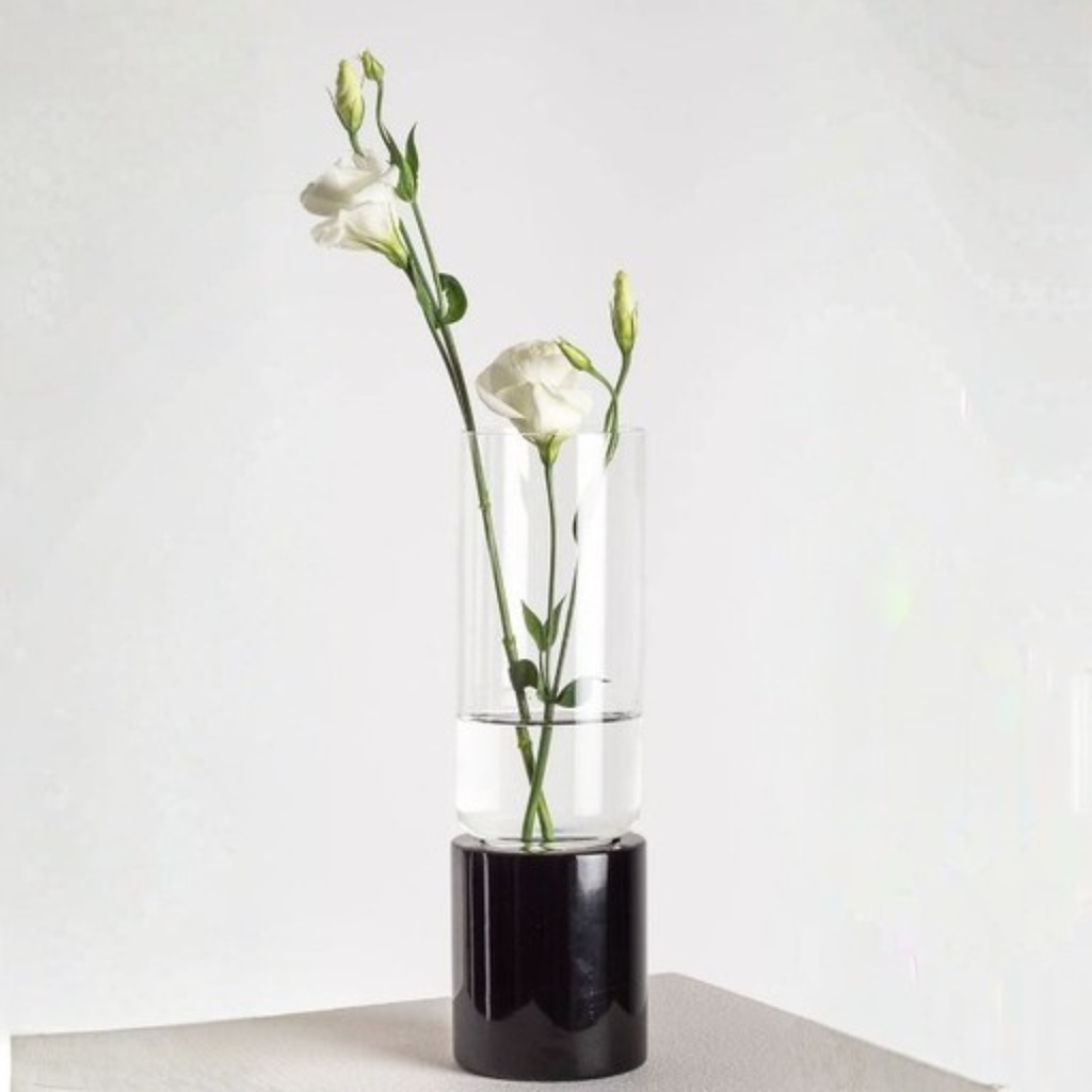 Florero de vidrio y marmol negro
