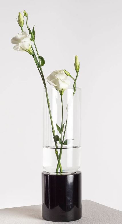 Florero de vidrio y marmol negro