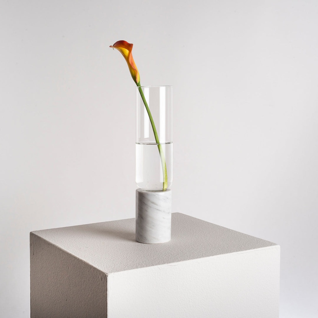 Florero de vidrio y mármol blanco