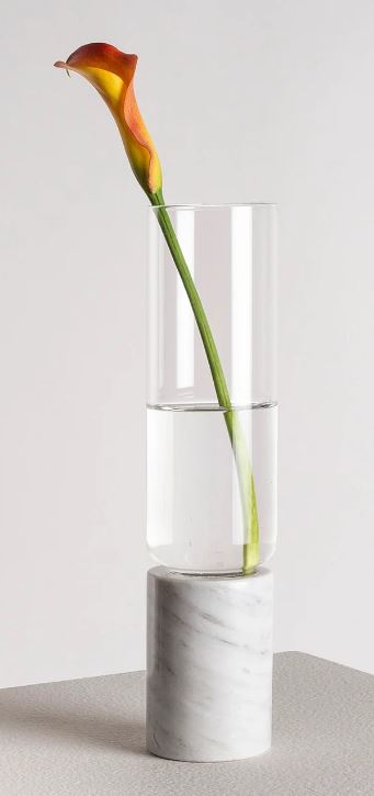 Florero de vidrio y mármol blanco pequeño