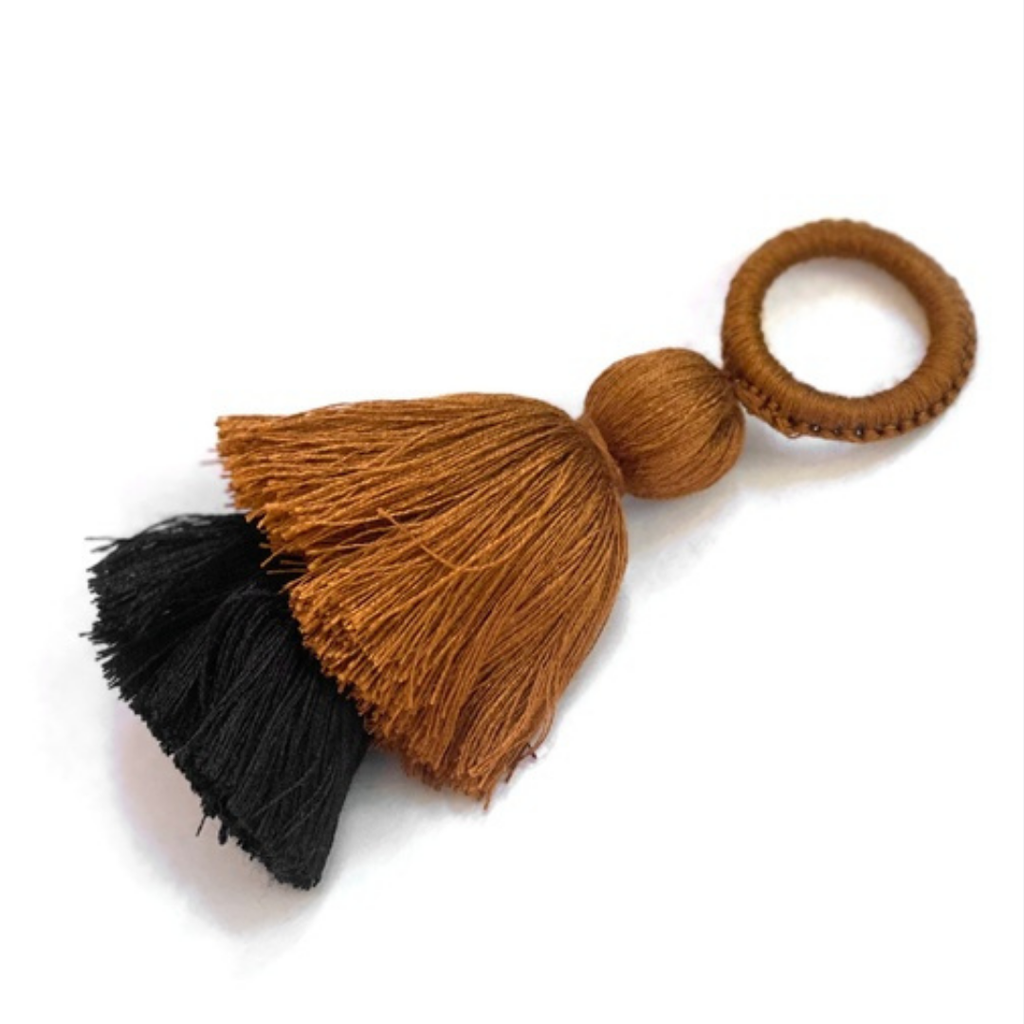 Servilleteros pompon negro con cafe