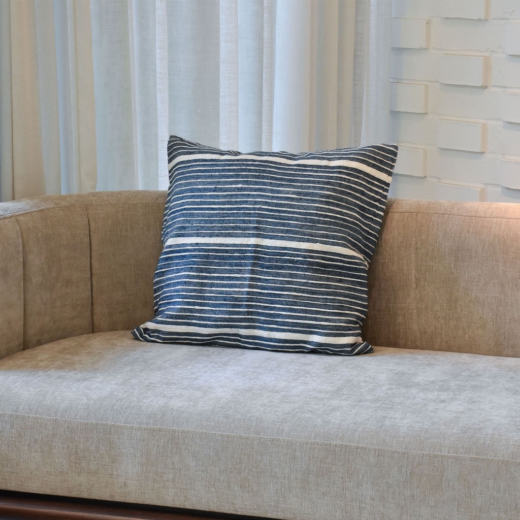 Cojín azul con rayas blancas