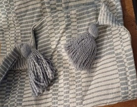 Riñonera larga con borlas celestes