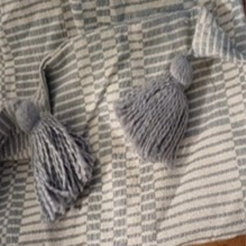 Riñonera larga con borlas celestes