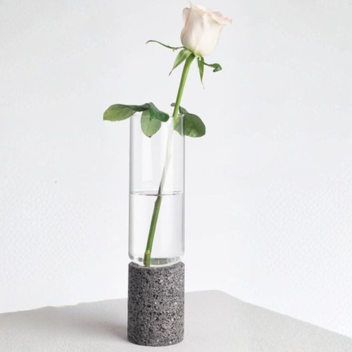 [D0041] Florero de vidrio y piedra volcánica