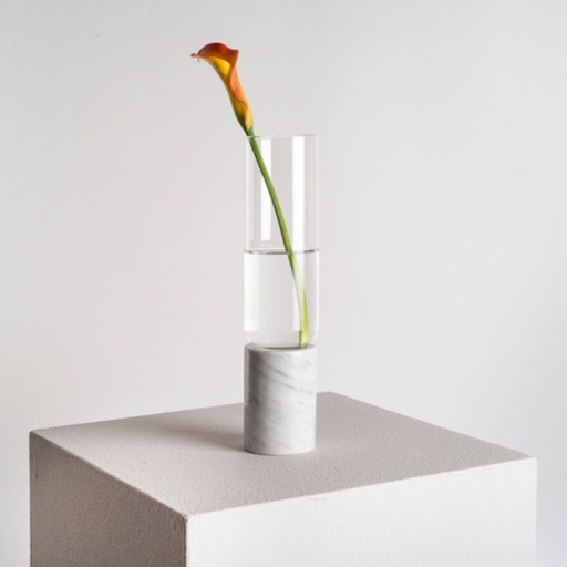 [D0037] Florero de vidrio y mármol blanco
