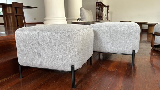 Ottoman Cuadrado Gris Tela y madera