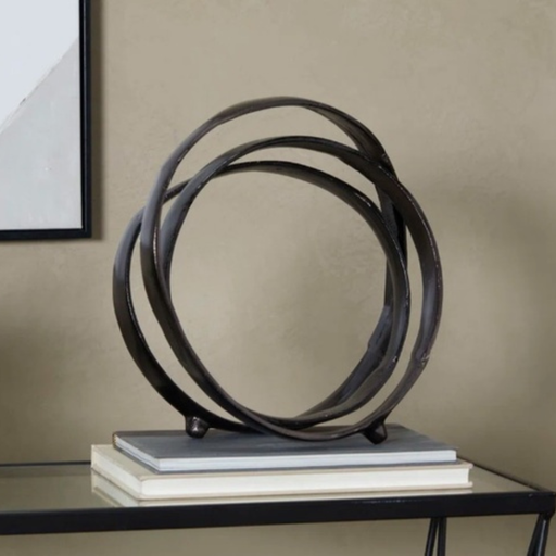 Escultura de Metal Negro